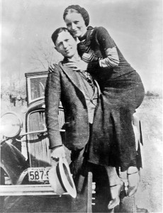Ein Bild, das um die Welt ging: Bonnie und Clyde vor ihrem legendären Ford, von 167 Kugeln am Black Lake durchlöchert