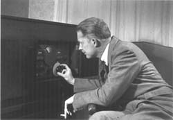 Robert Arthur am Radio. Foto aus dem Archiv von Elizabeth Arthur.
