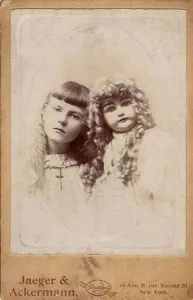 Jane und ihre Puppe "Missy"