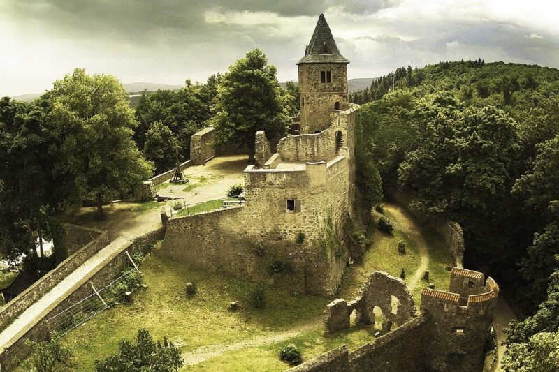 Die gespenstische Geschichte der echten Burg Frankenstein