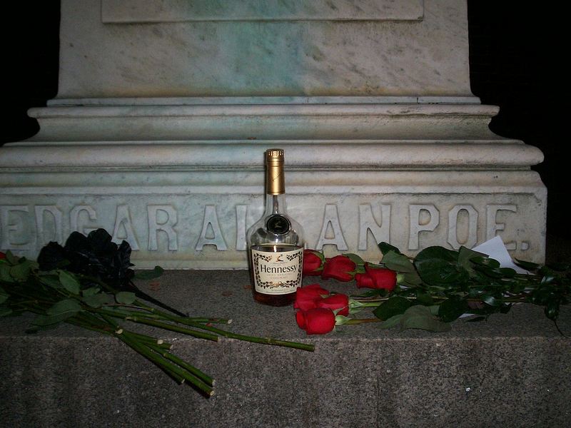 Cognac und Rosen, die am 19. Januar 2008 an Poes heutigem Grab (es gab bis 1875 ein anderes) gefunden wurden, wahrscheinlich von einem Nachahmer hinterlassen.