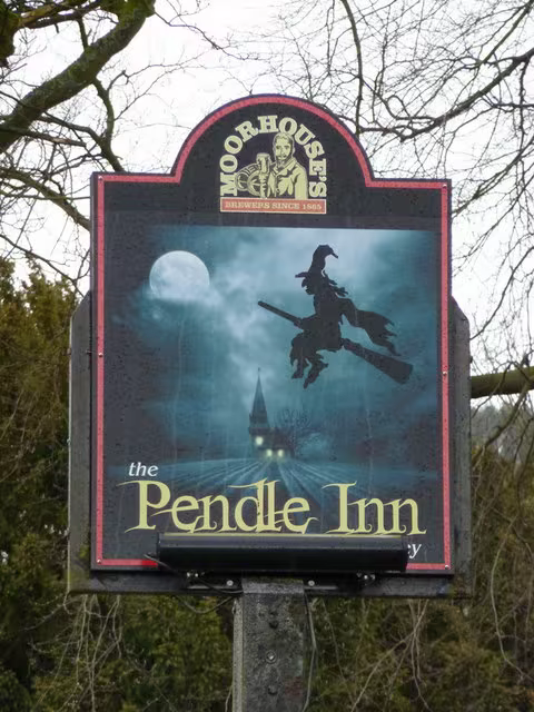 Pendle Inn in Pendle Hill © Copyright Alexander P Kapp